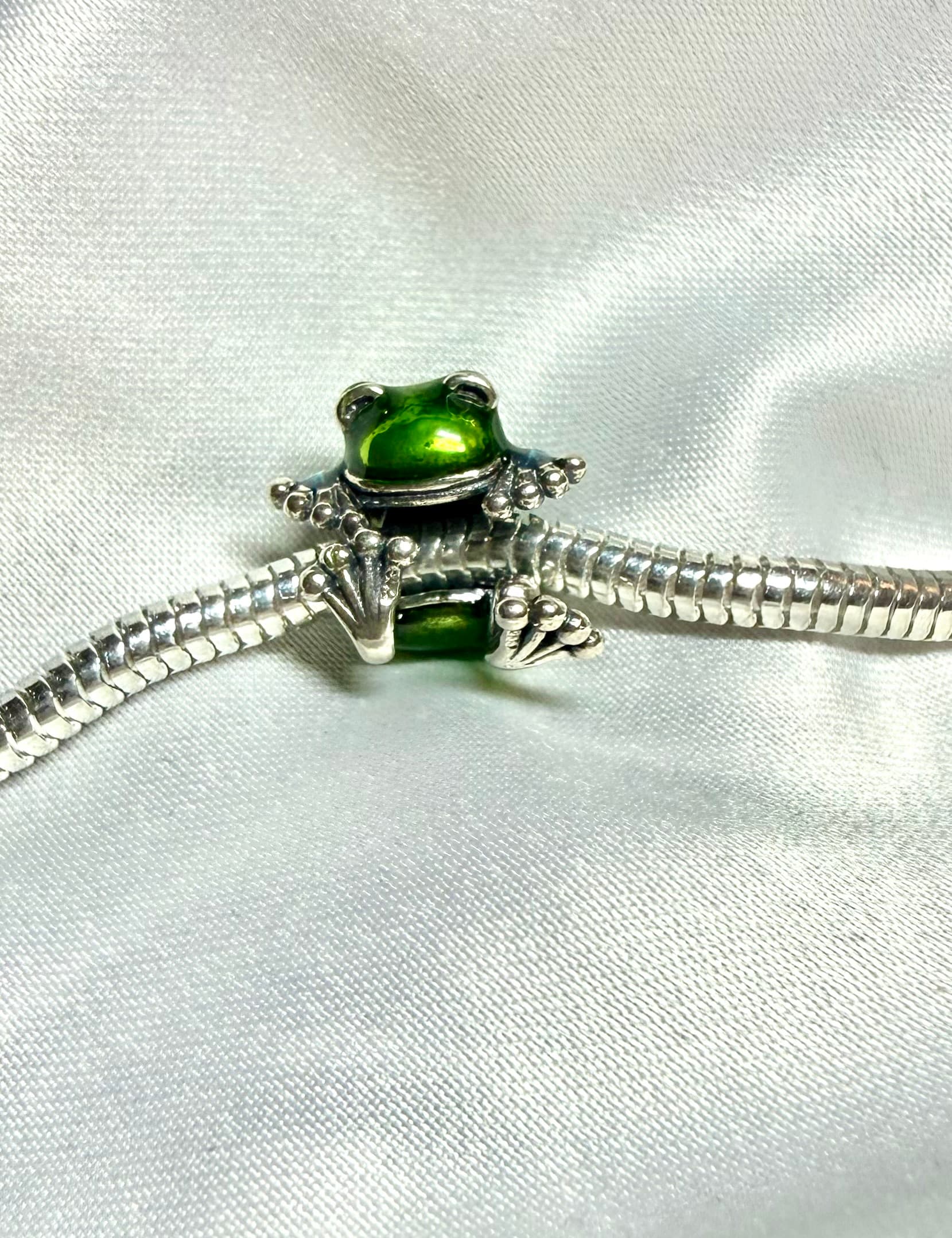 Zöld béka charm